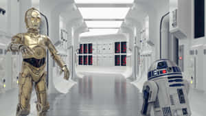 C-3PO 和 R2-D2 在一個帶有紅色發光面板的太空船走廊中。 — 星際大戰 雙螢幕 壁紙