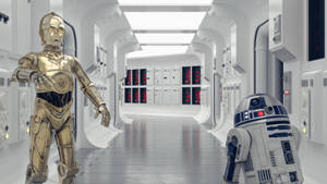C-3PO 和 R2-D2 在太空船走廊中，帶有紅色發光面板。 — 星際大戰 雙螢幕 壁紙