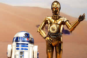 兩個星戰機器人R2-D2和C-3PO站在沙漠中。 — 4K 星際大戰 壁紙