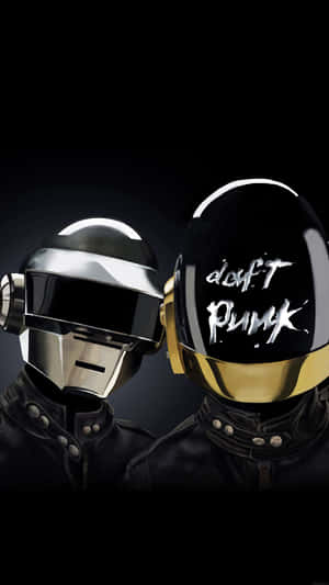 兩個機器人音樂家，戴著銀色和金色頭盔，其中一個頭盔上寫有 Daft Punk。 — 美學音樂 壁紙