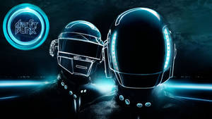 Daft Punk 在發光頭盔中，帶有霓虹藍光，背景為黑暗。 — 放克風格 壁紙