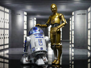 兩個星戰機器人R2D2和C3PO站在一個未來主義走廊中，帶有發光面板。 — 機器人 壁紙