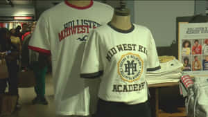 服裝店內穿著Hollister Midwest Kids T恤的模特兒。