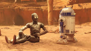 C-3PO和R2-D2在一個有橙色岩石結構的沙漠峽谷中休息。 — 4K 星際大戰 壁紙