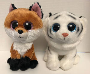 兩個填充動物玩具，一隻狐狸和一隻白老虎，眼睛閃閃發光。 — Beanie Boos 壁紙