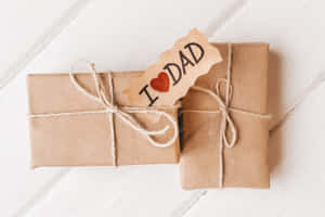 兩個包裝好的禮物，帶有寫著 I heart DAD 的標籤 — 父親節 壁紙