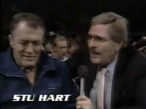 摔角手 Stu Hart 在擠滿人的競技場中接受記者訪問。 — 摔角 壁紙