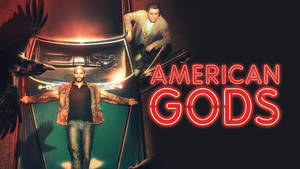 兩個男人在發光的車裡擺姿勢，有一隻烏鴉和紅色霓虹燈 'American Gods' 文字。 — 美國眾神 壁紙