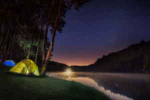 星空下，霧氣瀰漫的湖邊有兩個明亮的帳篷。 — 湖泊 壁紙