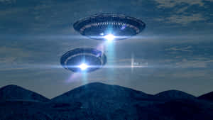兩個發光的UFO在黃昏時分盤旋在山脈之上。 — 太空船 壁紙