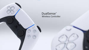 兩個白色PlayStation DualSense手把，在乾淨的工作室拍攝中帶有藍色燈光。 — PS5 動態圖片 壁紙