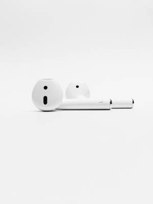 白色無線耳機和充電盒在白色背景上 — AirPods 壁紙