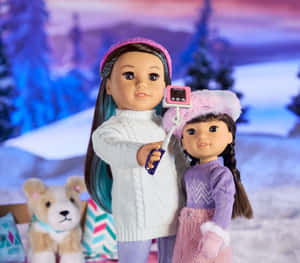 兩個穿著冬季服裝的玩偶在雪地森林場景中自拍。 — 可愛粉色女孩 壁紙