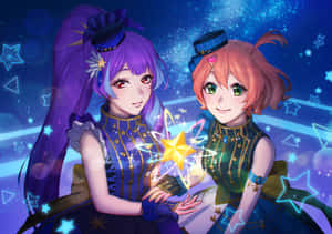 兩個穿著星星主題服裝的動漫女孩在宇宙場景中共同創造一顆發光的星星。 — 美麗的動畫 壁紙