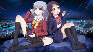 兩個穿著校服的動漫女孩坐在懸崖上，觀看夜晚閃爍的城市。 — 音樂 壁紙