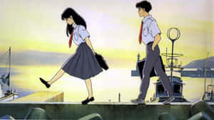 兩個穿著校服的動漫青少年在日落時分走在港口碼頭上。 — 海景 壁紙
