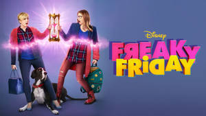 兩個女孩拿著發光的沙漏，旁邊有一隻狗，為迪士尼的《Freaky Friday》而設。 — 怪诞星期五 壁紙
