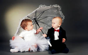 兩個穿著正式服裝的幼兒在攝影棚環境中共享一把蕾絲陽傘。 — 妙妙熊仔 壁紙