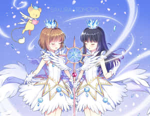 兩個穿著白色魔法服裝的動漫女孩拿著手杖，附近有一隻老鼠在飛。
