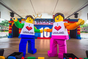 兩個穿著「I ❤️ LEGOLAND」T恤的LEGO角色在慶祝活動中。 — 可愛 壁紙