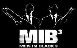 兩個穿著西裝的特工手持外星武器，帶有MIB3標誌 — 純黑 壁紙