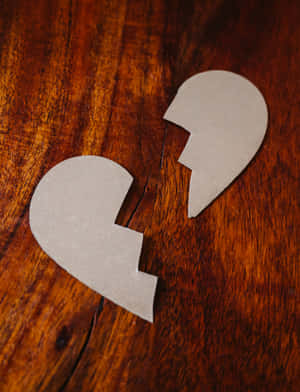 兩個用紙製成的破碎心形放在木桌上。 — 白色愛心 壁紙