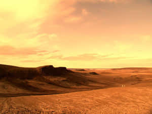 兩個人在夕陽下穿越廣闊的橙色沙漠。 — 火星 壁紙