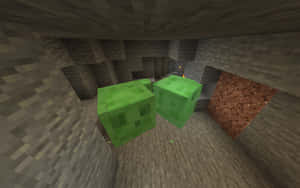 兩個綠色Minecraft爬行者身處石洞，背景有一支點燃的火把。 — 可愛 Minecraft 壁紙