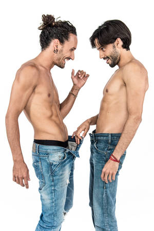 兩個赤膊上陣的男人穿著牛仔褲，在白色背景下笑著嬉戲互動。 — 男同志 壁紙