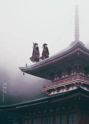 兩個身穿長袍的人物在霧氣籠罩的寺廟屋頂上。 — 冬季 壁紙