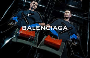 兩個在破碎玻璃場景中手持紅色手袋的人體模型，帶有Balenciaga品牌標誌。 — 巴黎世家 壁紙