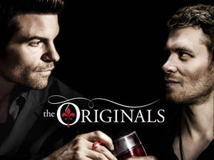 兩個身穿西裝的男子手持帶有「The Originals」標誌的紅色液體，互相凝視。 — 原劇《噬血之裔》 壁紙