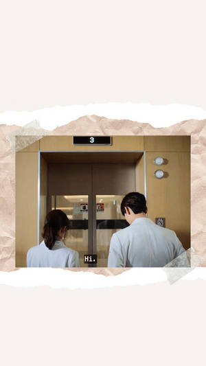 兩名身穿白袍的醫護人員站在一個帶有「Hi.」標誌的電梯前。 — 슬기로운 의사생활 壁紙
