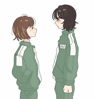 兩個身穿綠色運動服的動漫角色微笑著相對而立。 — 067 魷魚遊戲 壁紙