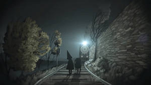 兩個戴帽的身影在夜間鐵路上走向一列發光的火車。 — 花園牆外 壁紙