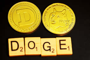 兩個金色 Dogecoin 代幣和拼出 DOGE 的 Scrabble 字母牌，在深色背景上。 — MacBook Air 15 壁紙