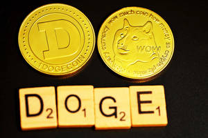 金色 Dogecoin 代幣和拼出 DOGE 的 Scrabble 字母牌，深色背景。 — 狗狗藝術 壁紙