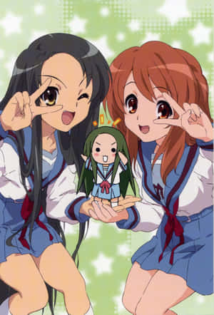 兩個穿著校服的動畫女學生拿著一個chibi公仔並做出和平手勢。 — 櫻島麻衣 壁紙