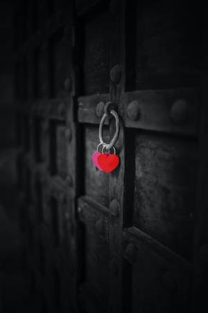 深色金屬門上帶有選擇性色彩的兩個紅色心形掛鎖。 — 中世紀 壁紙