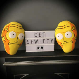 兩個卡通毛絨頭像在壁爐架上夾著一個寫有 'GET SHWIFTY' 的燈箱標誌。 — iPad Air 13 壁紙