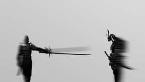 兩個模糊的武士戰士在單色簡約場景中交鋒。 — 刀劍神域 壁紙
