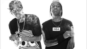 兩個男子吸煙，煙霧在白色背景前升起。 — ASAP Rocky 壁紙