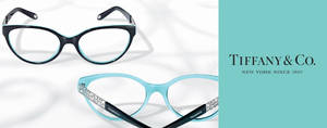 Tiffany & Co. 眼鏡，黑色和藍色貓眼鏡框，置於白色布料上。 — 品牌 壁紙