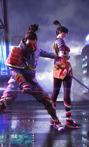 兩名動漫風格的武士穿著未來裝備，在夜晚多雨的霓虹城市中準備就緒。 — Free Fire 嘻哈 壁紙