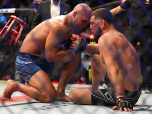 兩名男性MMA拳手在UFC比賽中纏抱，臉上帶血。 — 終極格鬥冠軍賽 壁紙