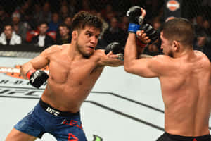 兩名男性拳手在UFC八角籠內比賽中互相出拳。 — 終極格鬥冠軍賽 壁紙