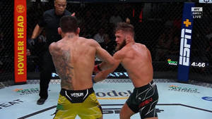 兩名男性拳手在MMA籠中，裁判和ESPN品牌標誌清晰可見。 — 運動 壁紙
