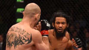 兩名男性MMA拳手在八角籠內進行近距離搏鬥。 — 琪琪·帕默 壁紙