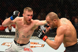 兩名男拳手在UFC八角籠中進行血腥比賽時互相出拳。 — 終極格鬥冠軍賽 壁紙