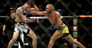 兩名男性MMA拳手在職業比賽中於八角鐵籠內互相出拳。 — 終極格鬥冠軍賽 壁紙